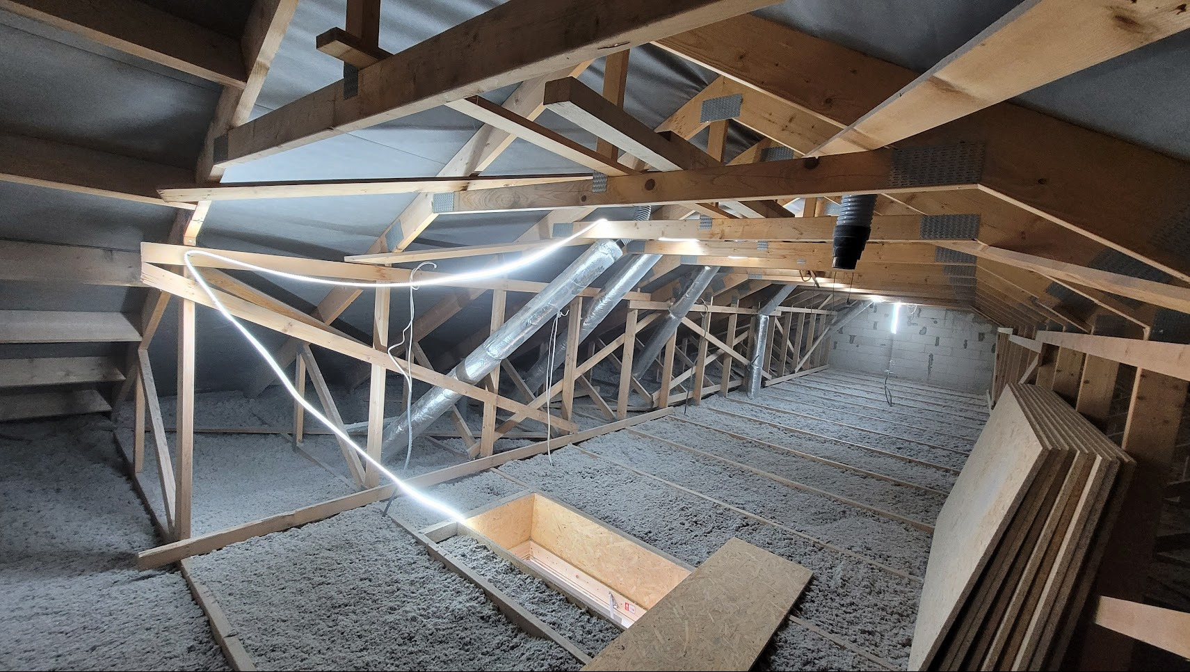 Płaski zasyp dachu wiązarowego.