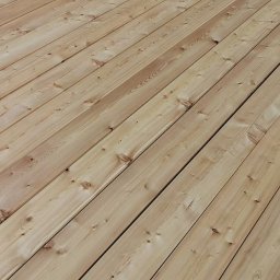 VIKING ŁUKASZ ZIMKOWSKI - Jasne, drewniane deski tarasowe ułożone ukośnie, widoczne sęki i naturalny rysunek drewna.