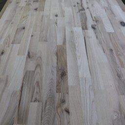 VIKING ŁUKASZ ZIMKOWSKI - Blat z klejonego drewna jesionowego, widoczne sęki i naturalny układ słojów, ułożony z prostokątnych elementów.