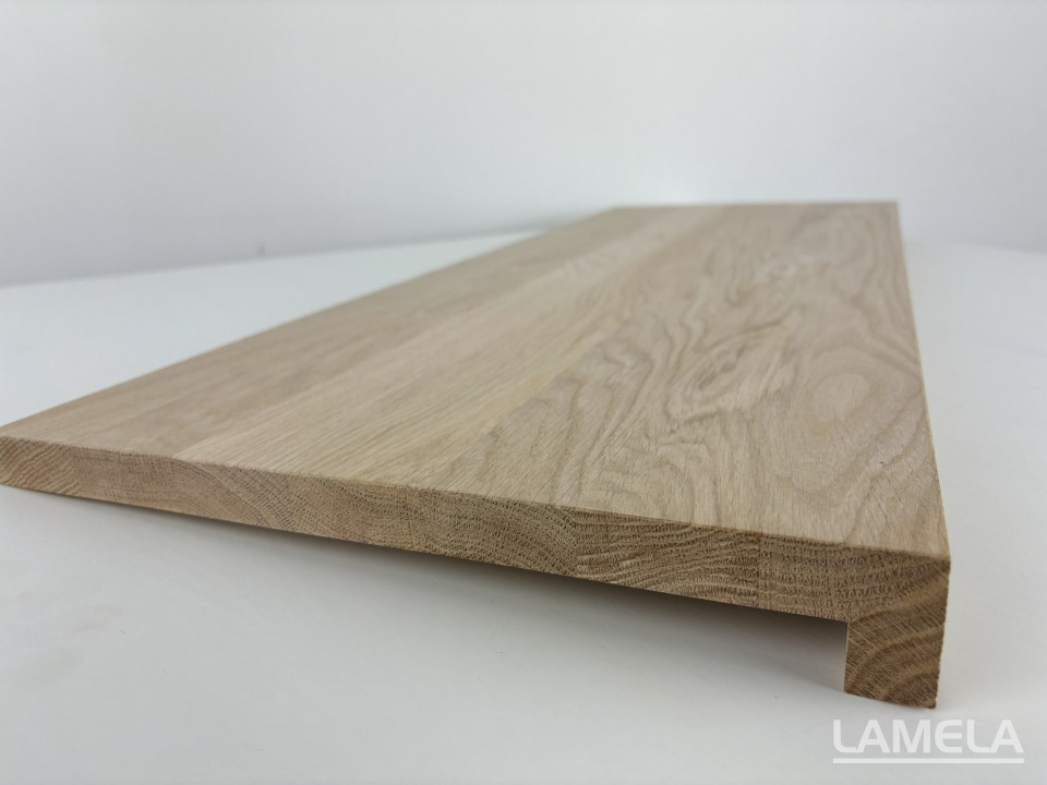 Surowy stopień schodowy z jasnego drewna dębowego z widoczną strukturą słojów, profilowany na krawędzi, leżący na białym tle, z logo producenta w prawym dolnym rogu.