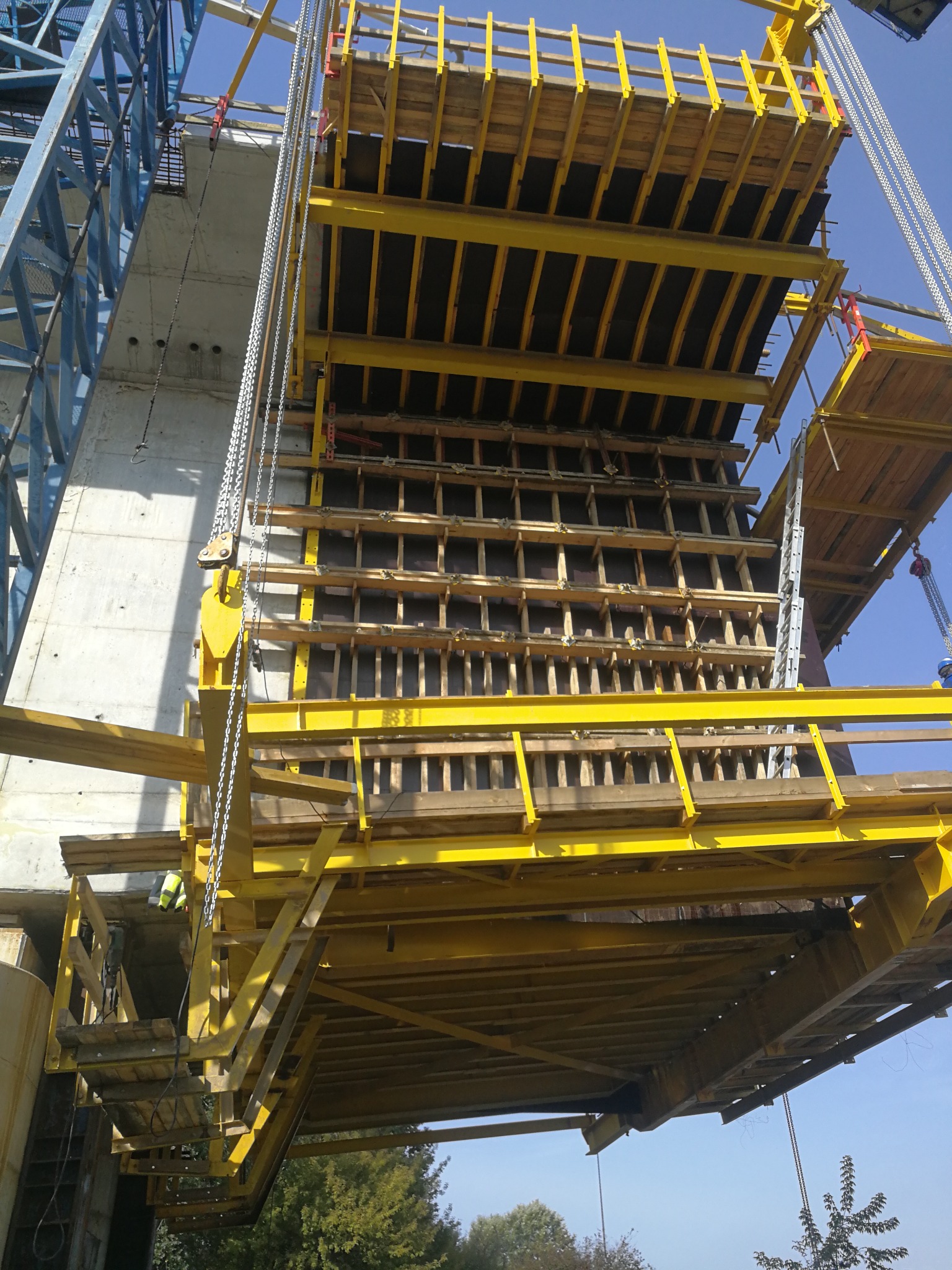 budowa mostu metodą nawisową nad rzeką Odrą