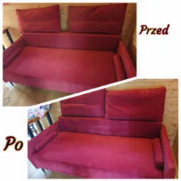 Porównanie stanu czerwonej kanapy przed i po czyszczeniu, widoczne różnice w odświeżonym kolorze i usuniętych plamach, drewniana boazeria w tle.