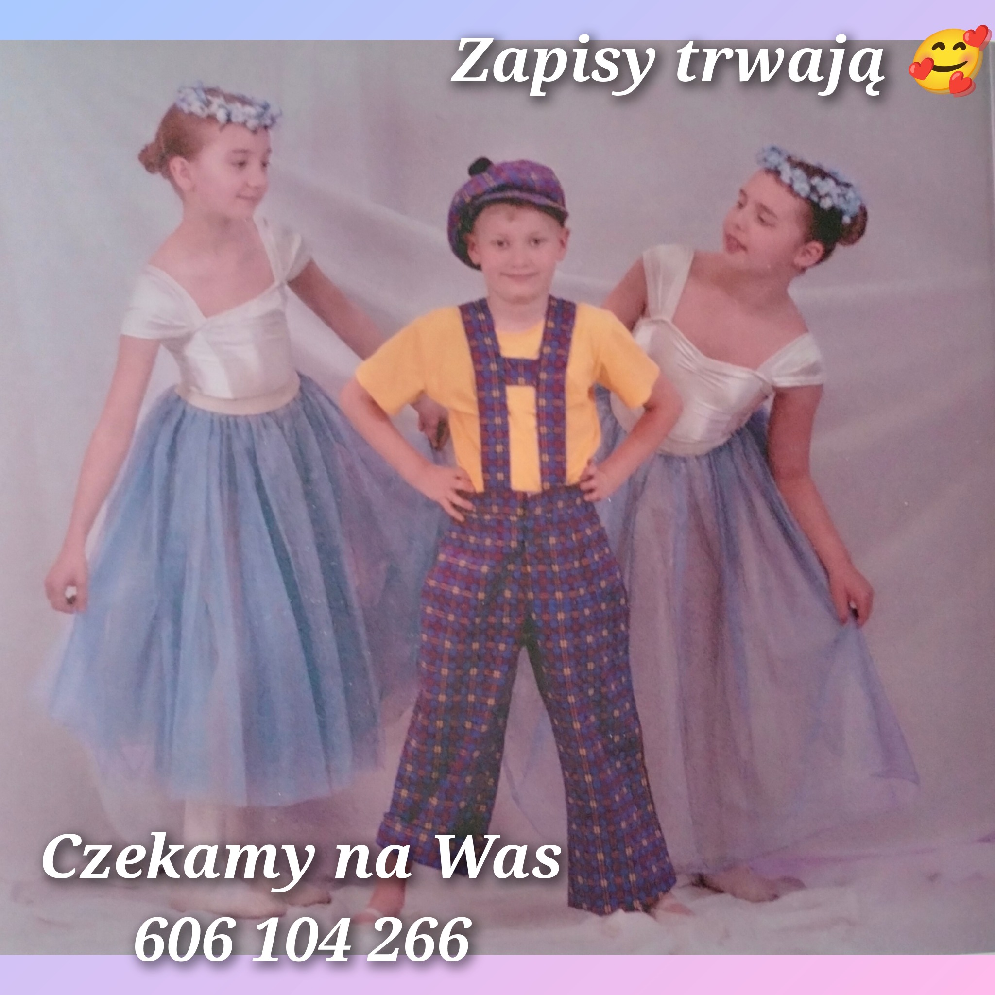 Troje dzieci w strojach tanecznych: dwie dziewczynki w tiulowych spódnicach i wiankach na głowach oraz chłopiec w kraciastej czapce i spodniach na szelkach, z napisem 'Zapisy trwają' i numerem...