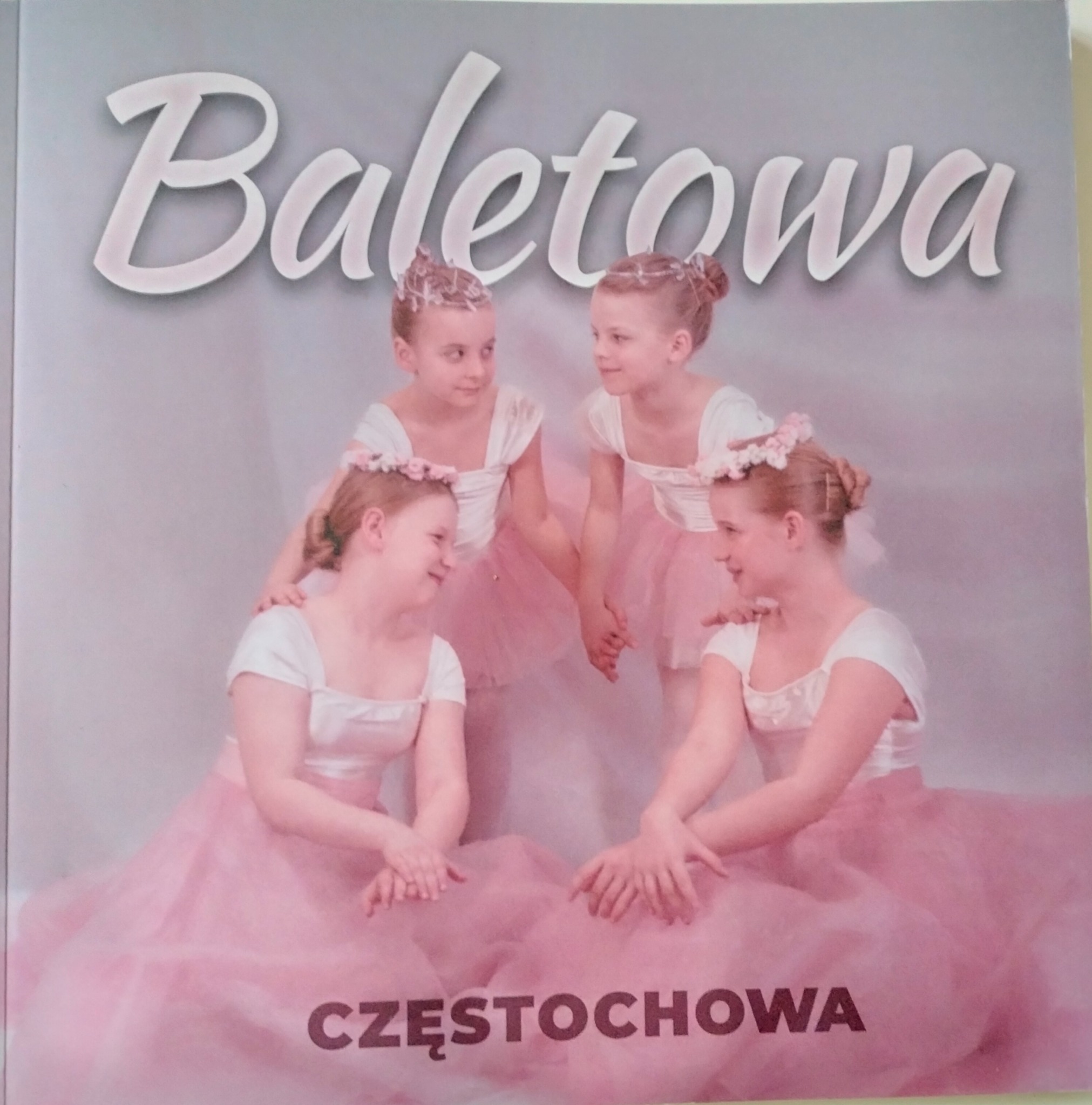 Okładka ulotki reklamowej: cztery dziewczynki w różowych baletowych strojach, z napisem 'Baletowa Częstochowa'.