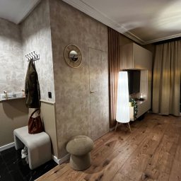 Wykończenie wnętrz- panele winylowe, tapety, lamele