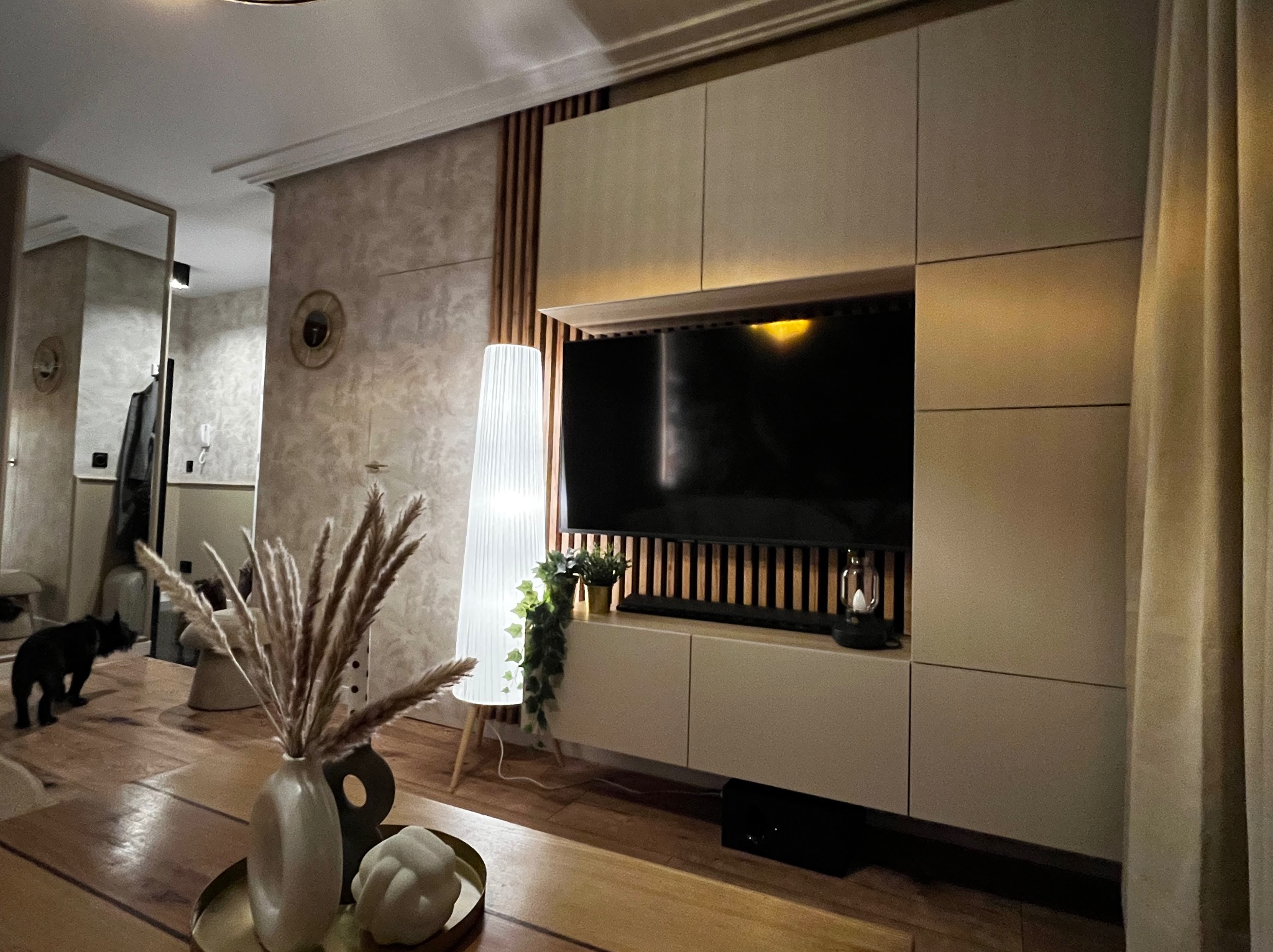 Projekt i wykonanie ściany telewizyjnej - zabudowa z szafek, lameli na filcu, tapetowanie