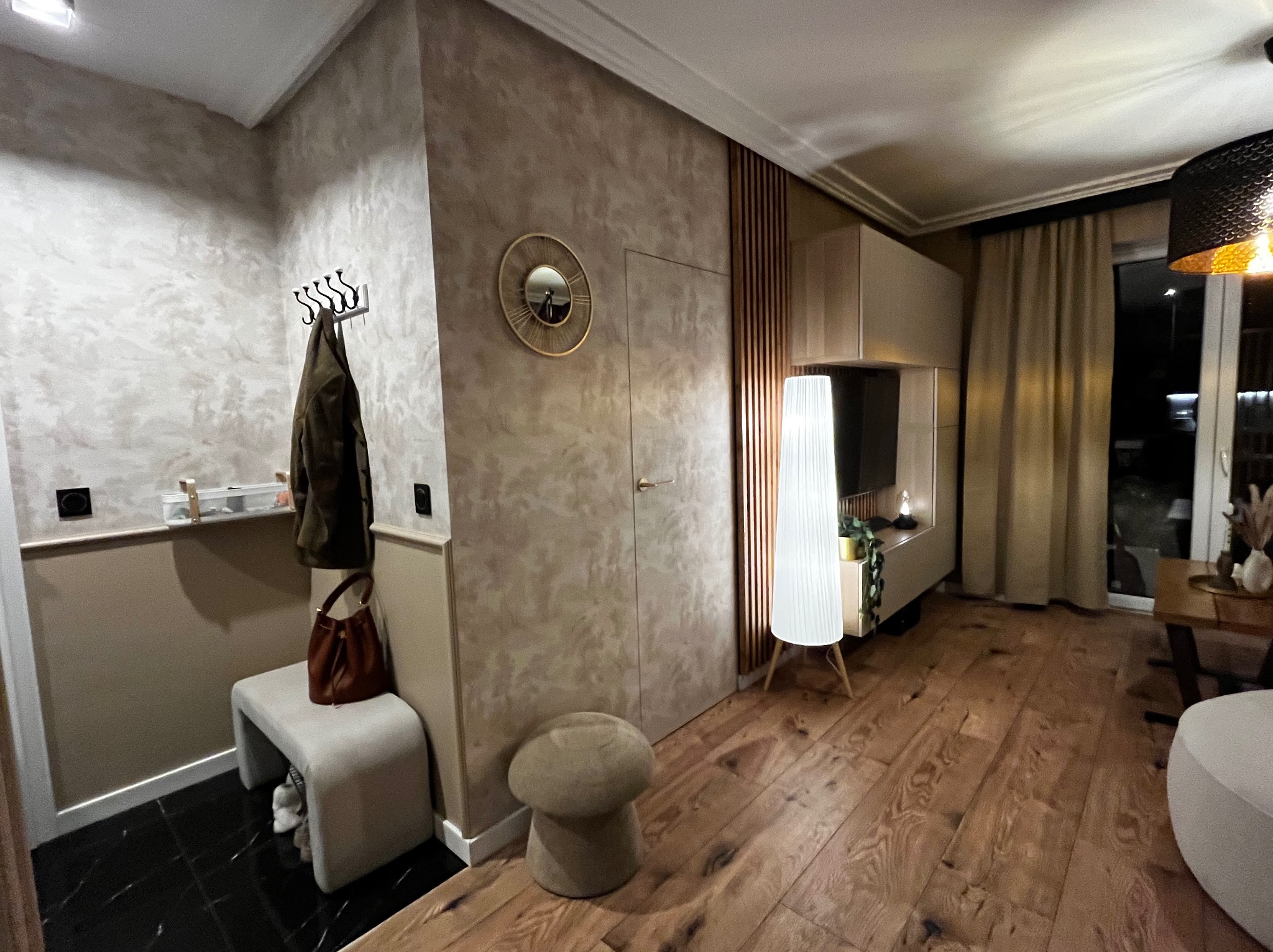 Wykończenie wnętrz- panele winylowe, tapety, lamele