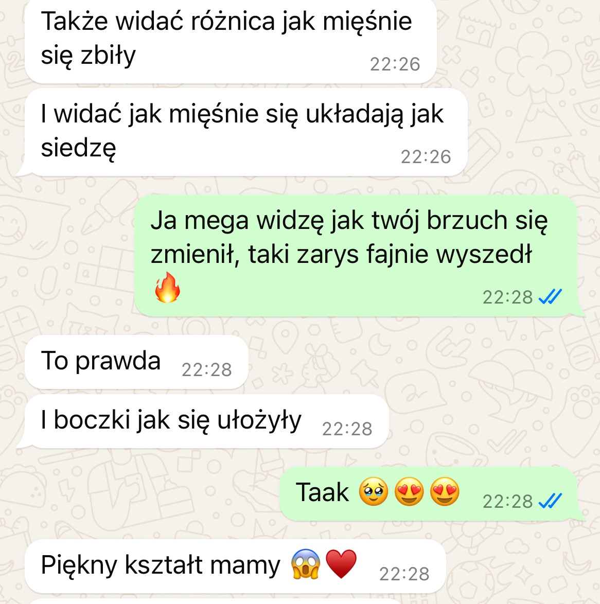 Zrzut ekranu rozmowy na komunikatorze internetowym, gdzie użytkownicy komentują zmiany w sylwetce, z podkreśleniem widocznych mięśni i kształtu brzucha.