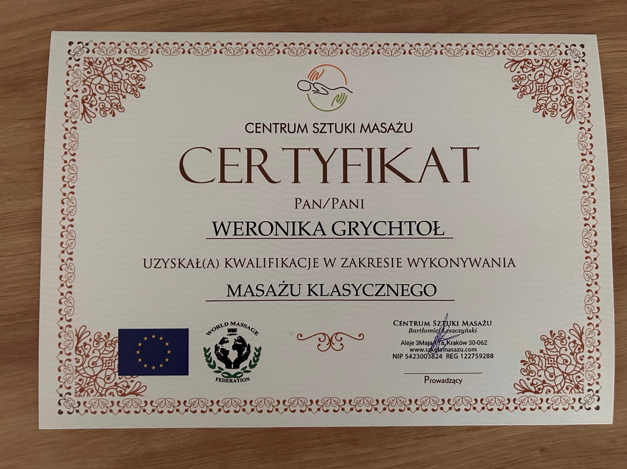 Certyfikat Centrum Sztuki Masażu dla Weroniki Grychtoł, potwierdzający kwalifikacje w zakresie wykonywania masażu klasycznego, z dekoracyjną ramką i logo World Massage Federation.