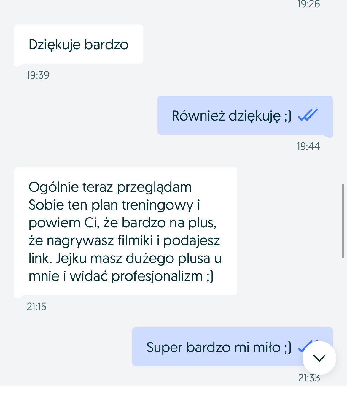 Zrzut ekranu konwersacji tekstowej, gdzie klient wyraża pozytywną opinię o planie treningowym, podkreślając profesjonalizm i nagrywanie filmików z linkami.