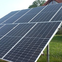 Hurtownia Fotowoltaiczna PVhurt oferuje szeroki wybór paneli fotowoltaicznych od renomowanych producentów, zapewniając wysoką jakość i konkurencyjne ceny.