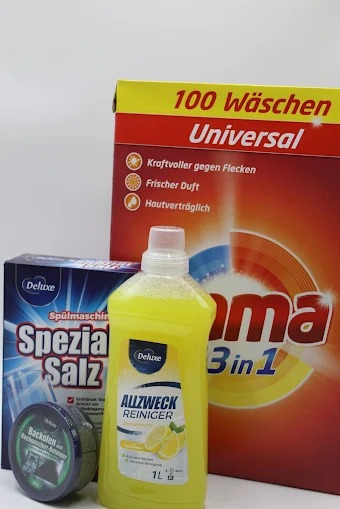 Zestaw środków czystości marki Deluxe: płyn uniwersalny o zapachu cytrynowym, sól do zmywarki i środek do czyszczenia piekarników, uzupełniony o duże opakowanie proszku do prania Universal.