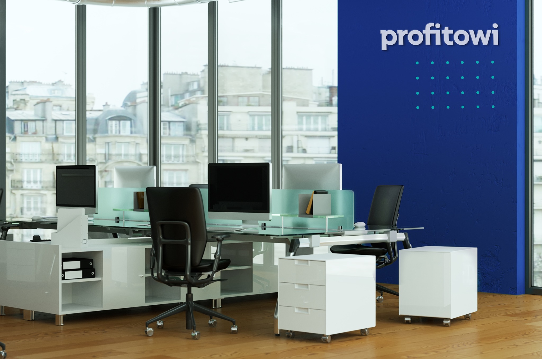 Nowoczesne biuro z przeszklonymi ścianami, widok na miasto, biurka z komputerami i krzesłami obrotowymi, białe szafki na kółkach, logo firmy na niebieskiej ścianie.