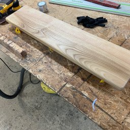 Usługi Stolarskie Konieczny - Próg wykonany z jesionu. Wymiary 90,5x20,5x3 zabezpieczony lakierem