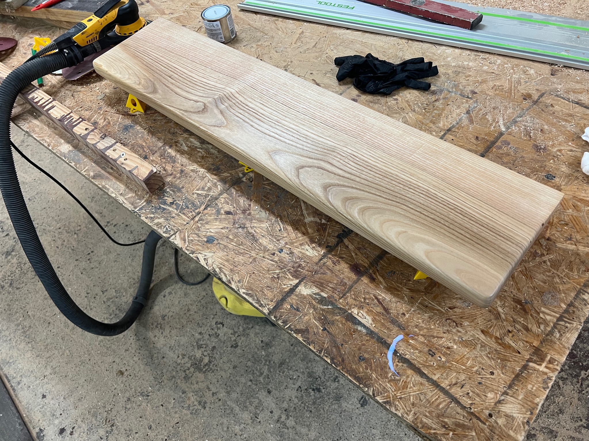 Próg wykonany z jesionu. Wymiary 90,5x20,5x3 zabezpieczony lakierem