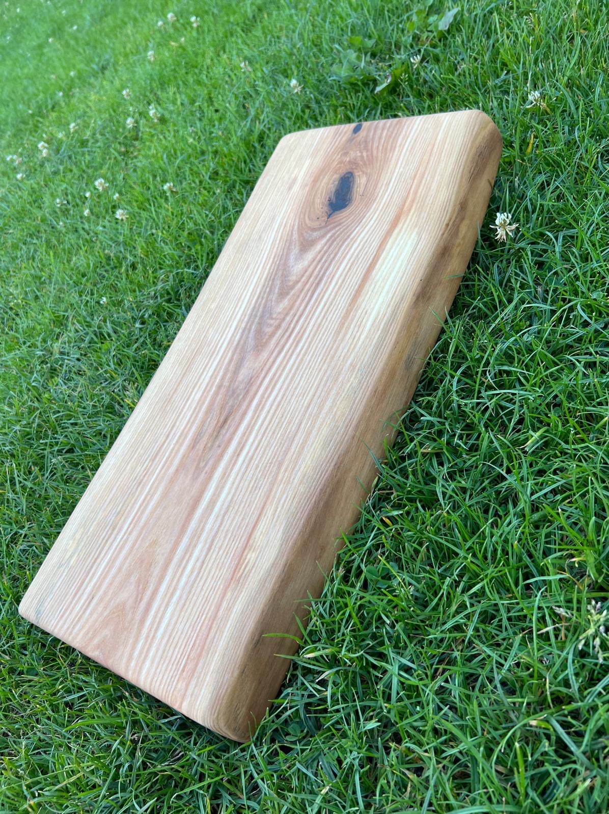 Deski do serwowania jesionowe 50x23x3,5 zabezpieczone olejem przystosowanym do kontaktu z żywnością.