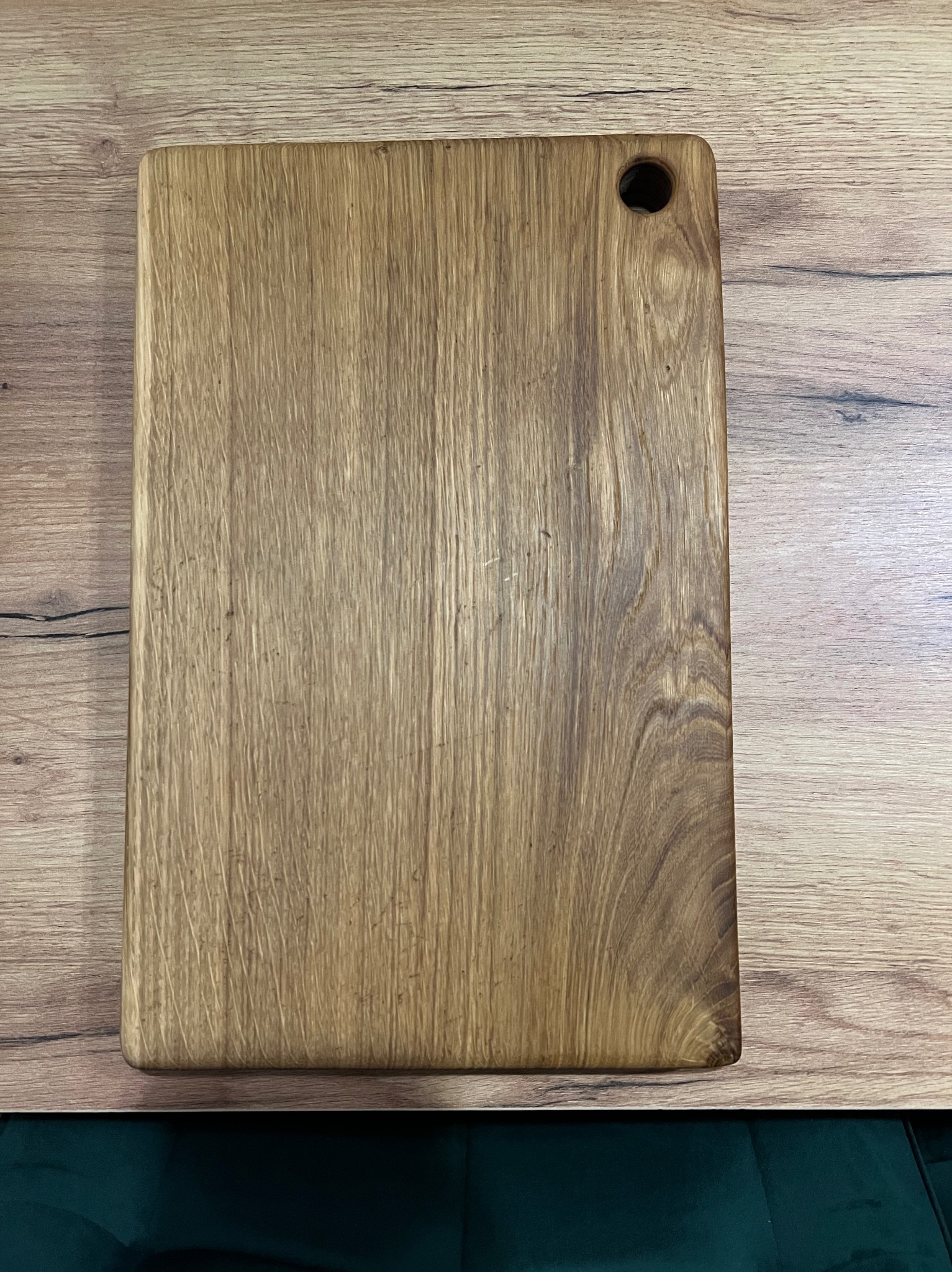 Deski dębowe do krojenia 35x22x3 zabezpieczone olejem przystosowanym do kontaktu z żywnością.