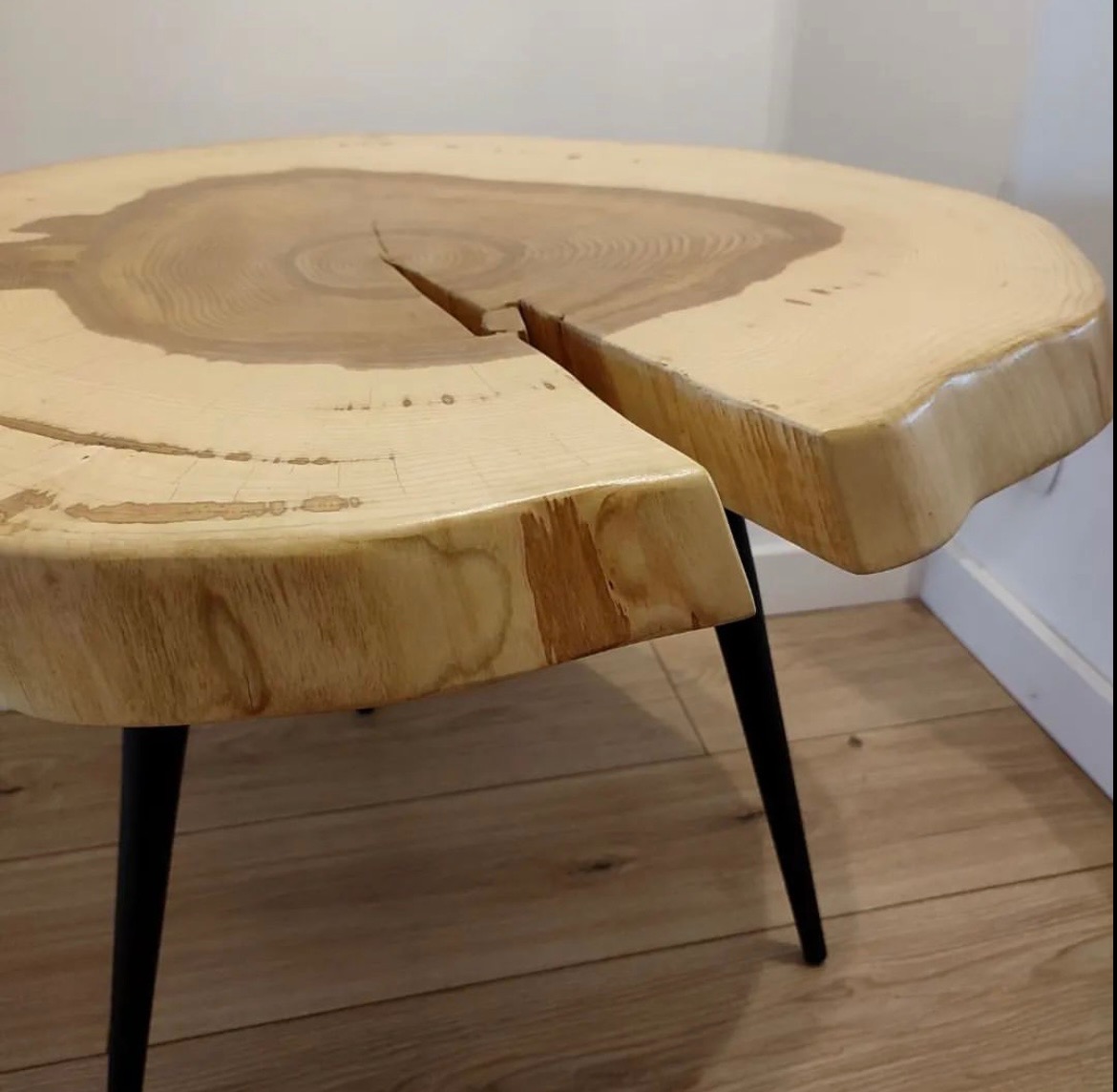 Stolik kawowy z plastra jesionu. Wykończony olejowoskiem OSMO półmat. Wymiary: 60/64 grubość. 6cm.