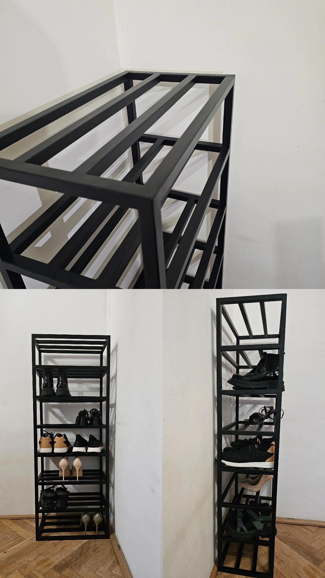 Metalowy regał na buty, czarna konstrukcja z poziomymi półkami, wypełniony różnym obuwiem, ustawiony w rogu pomieszczenia z białymi ścianami i drewnianą podłogą.