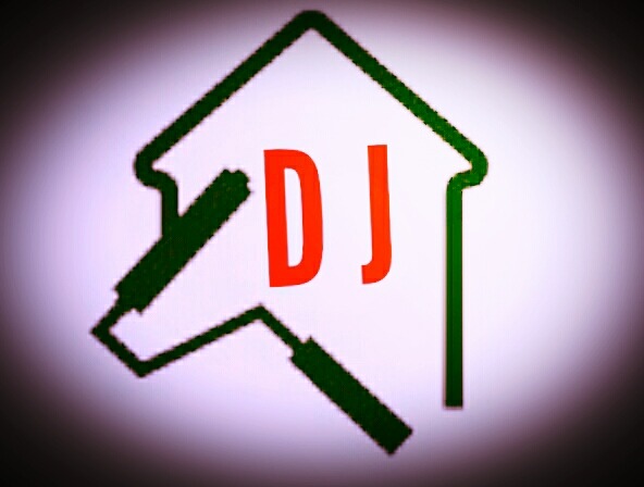 Logo firmy budowlanej przedstawiające zarys domu obrysowany zielonymi wałkami malarskimi oraz czerwone inicjały 'DJ' na białym tle.