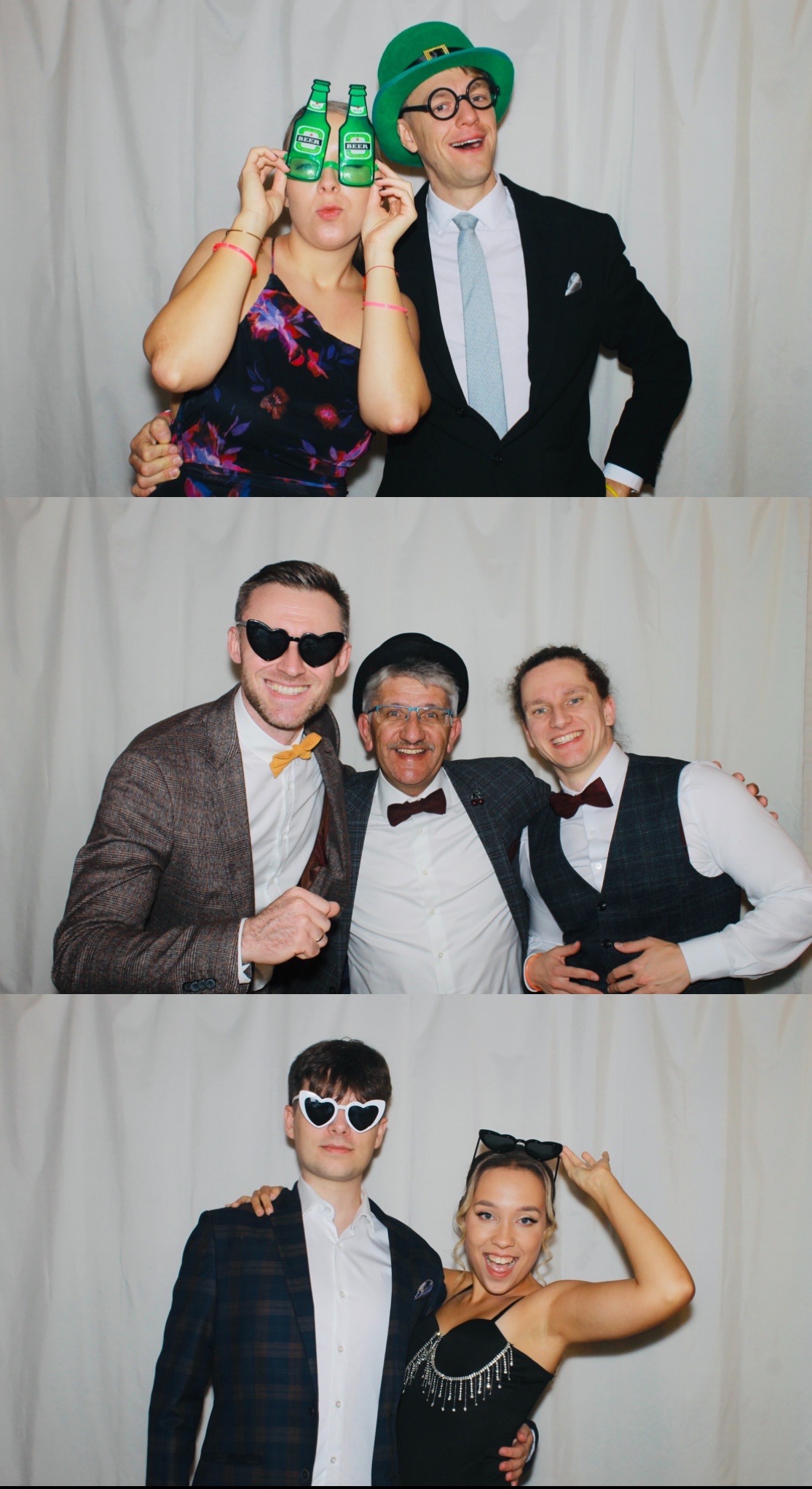 Kolaż trzech zdjęć z sesji w budce fotograficznej: osoby w okularach w kształcie butelek piwa i zielonym kapeluszu, mężczyźni w muszkach i okularach w kształcie serc, para w okularach i cekinowej...