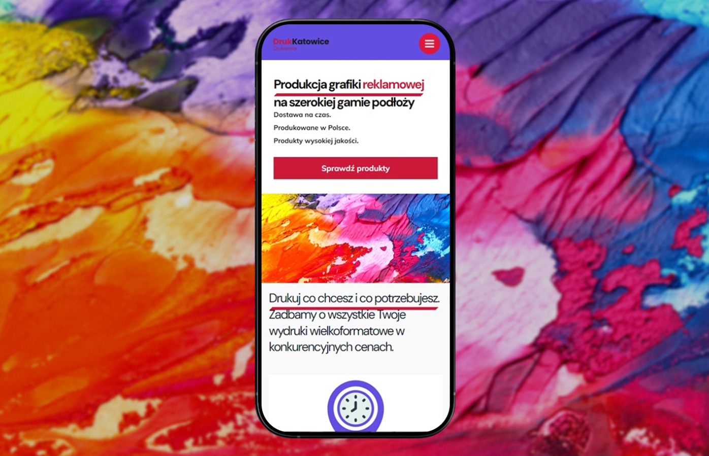 Ekran smartfona prezentujący mobilną wersję strony drukarni z ofertą produkcji grafiki reklamowej na różnorodnych podłożach, z kolorowym tłem imitującym malarskie pociągnięcia pędzla.