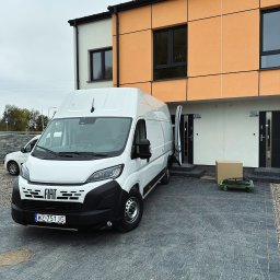 Pełna mobilizacja w akcji! 🚚 Przeprowadzka z nami to gwarancja bezpieczeństwa i profesjonalizmu na każdym etapie. Od zabezpieczenia rzeczy po transport pod wskazany adres – zadbamy o każdy szczegół, aby Twoje mienie dotarło na miejsce w idealnym stanie.