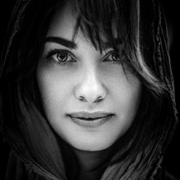 portet kobiecy ustrzelony na ulicy podczas spaceru, podalem Dianie swoja chuste i prosze 