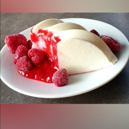 DietOn Poradnia dietetyczna - Deser panna cotta polany sosem malinowym i udekorowany świeżymi, oszronionymi malinami na białym talerzu.