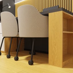 ANETA WIELGOSZ ARTENEUM PRACOWNIA ARCHITEKTONICZNA - Beżowe krzesła przy biurku z drewnianymi półkami i czarnym blatem, oświetlone lampą. Nowoczesne wnętrze z lamelami na ścianie.