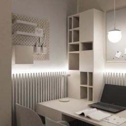 ANETA WIELGOSZ ARTENEUM PRACOWNIA ARCHITEKTONICZNA - Beżowe biuro w Krakowie: minimalistyczne biurko z laptopem, tablica korkowa z notatkami, półki i oświetlenie LED tworzą przytulną przestrzeń do pracy i nauki.