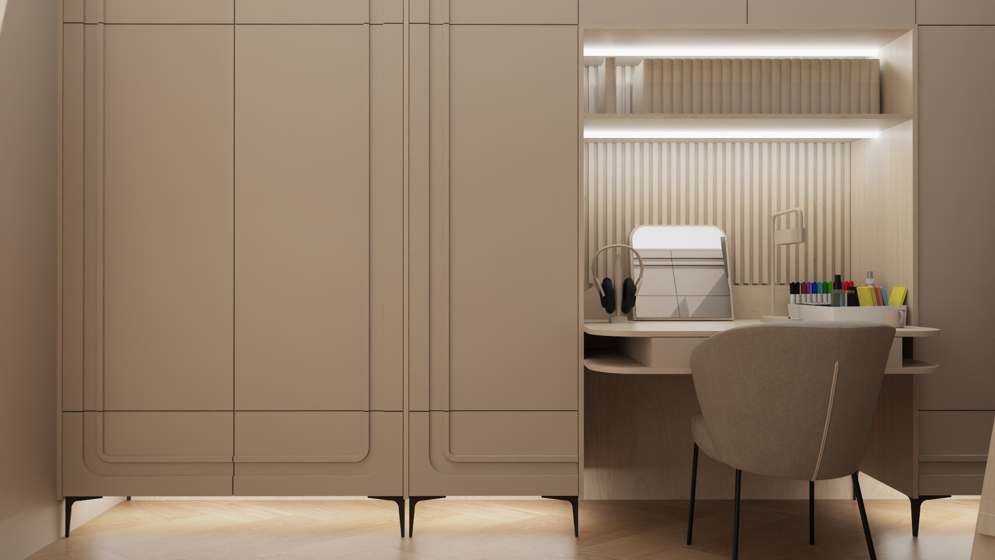 Beżowe biurko z szafkami w pokoju, oświetlone półki, słuchawki, kalendarz i krzesło. Minimalistyczny design, ciepłe światło, drewniana podłoga.