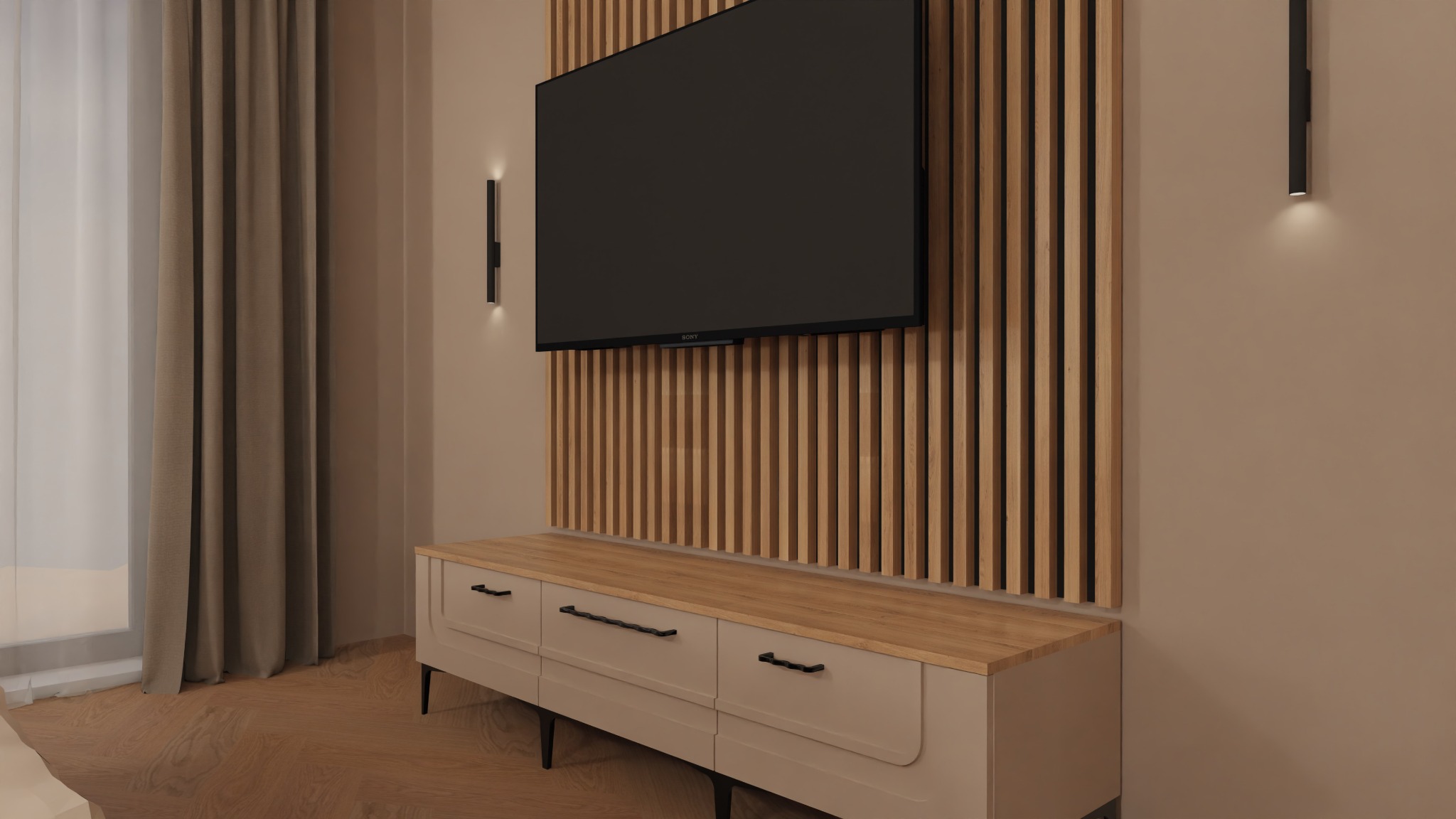 Beżowy salon z drewnianą ścianą z lameli za telewizorem. Niska komoda z blatem w kolorze drewna. Minimalistyczne oświetlenie ścienne i zasłony w tle.