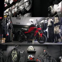 Wnętrze sklepu motocyklowego: czerwony motocykl na środku, kaski na półkach i odzież ochronna na wieszakach, widoczne marki Dainese i HJC.