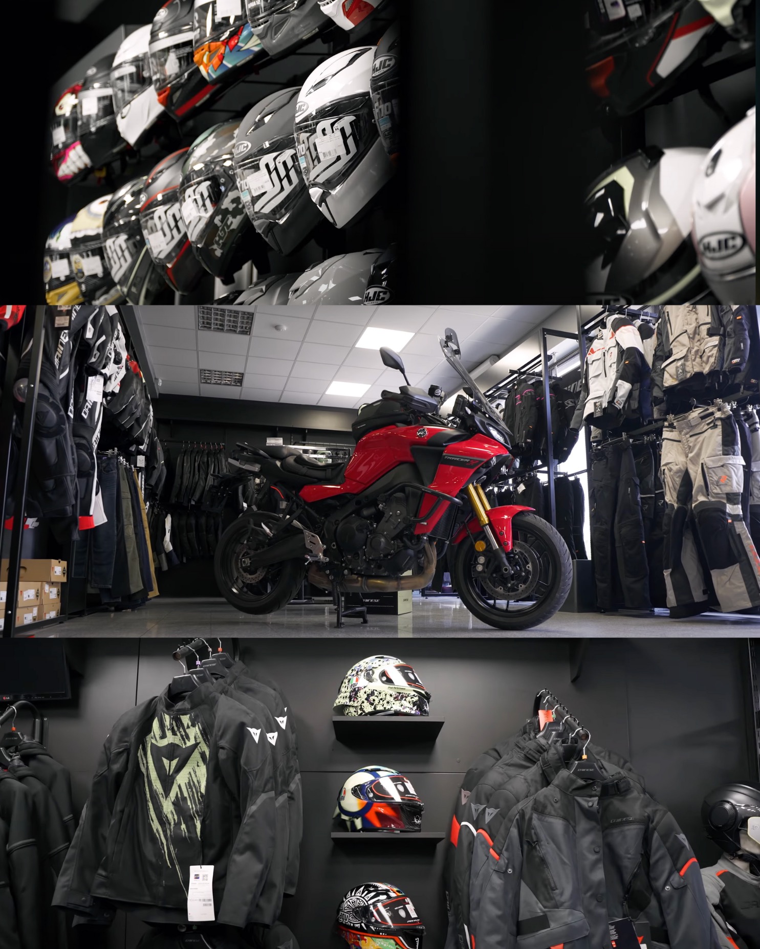 Wnętrze sklepu motocyklowego: czerwony motocykl na środku, kaski na półkach i odzież ochronna na wieszakach, widoczne marki Dainese i HJC.