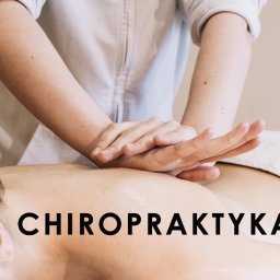 BOGDAN POCHCIOŁ NATURMED - Masażysta w Rybniku wykonuje masaż pleców pacjentowi leżącemu na leżance z bambusowym zagłówkiem.