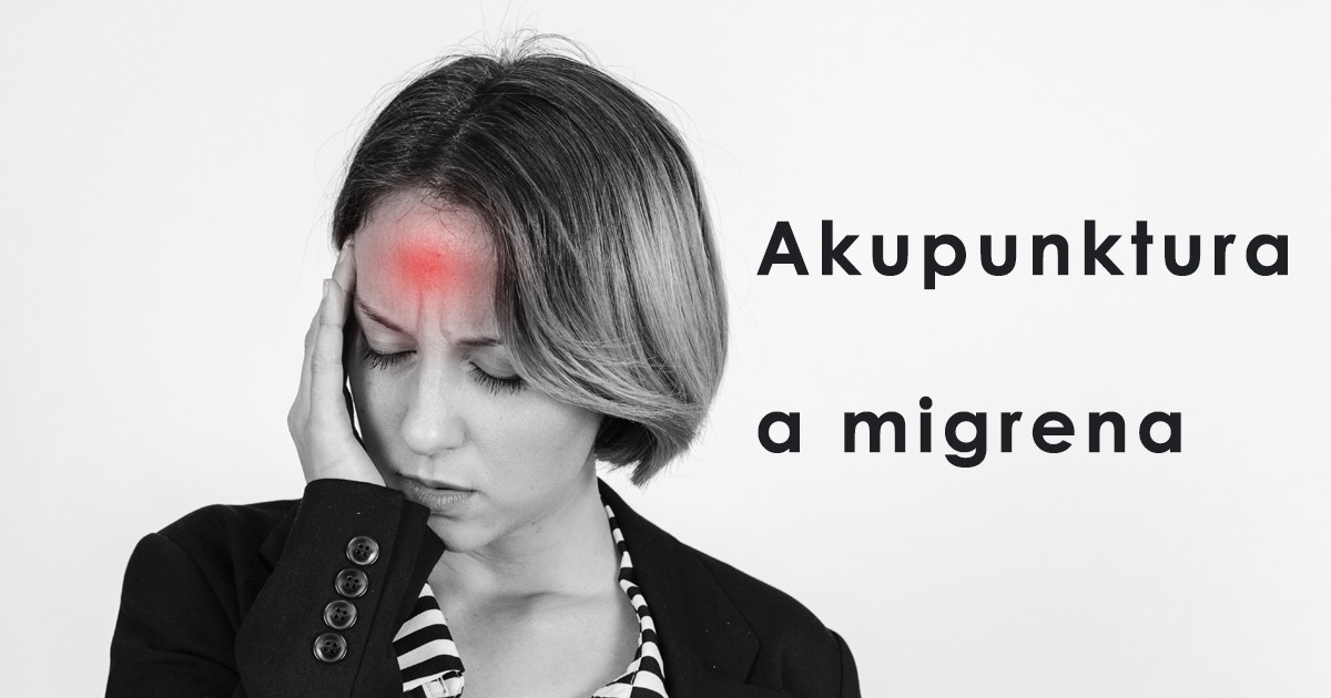 Portret kobiety w czarno-białej tonacji, z czerwoną plamą na czole, trzymającej dłoń na skroni, obok napis 'Akupunktura a migrena'.