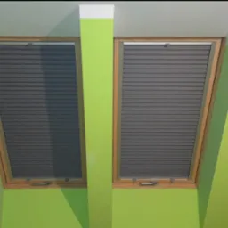 Dwa okna dachowe z szarymi plisami na tle zielonej ściany. Widok od dołu, podkreślający kąt nachylenia okien i dopasowanie plis do ich kształtu.