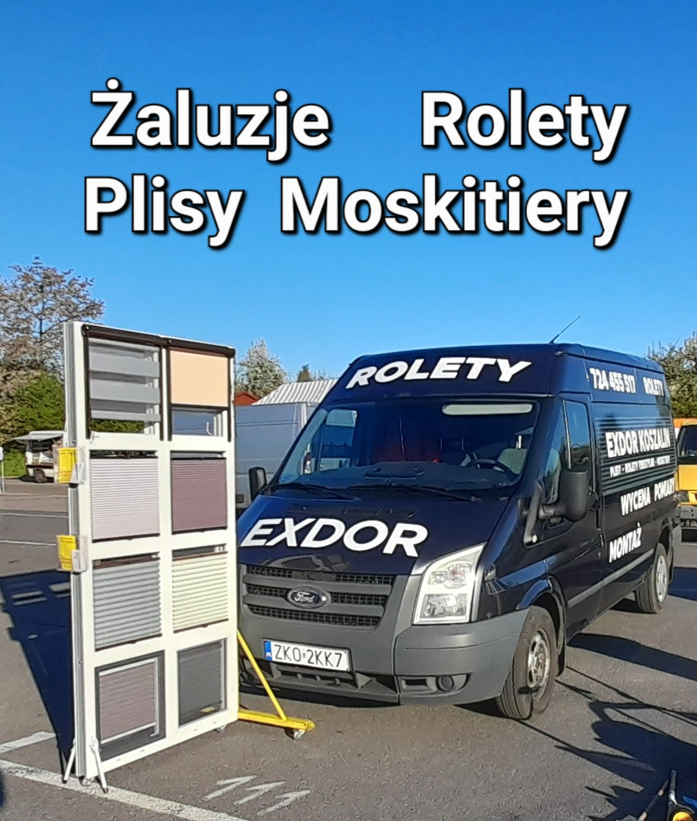 Ekspozycja różnych kolorów i faktur plis na przenośnym stojaku, zaparkowana obok firmowego busa z napisem 'Rolety' na dachu i logo 'EXDOR' na boku.