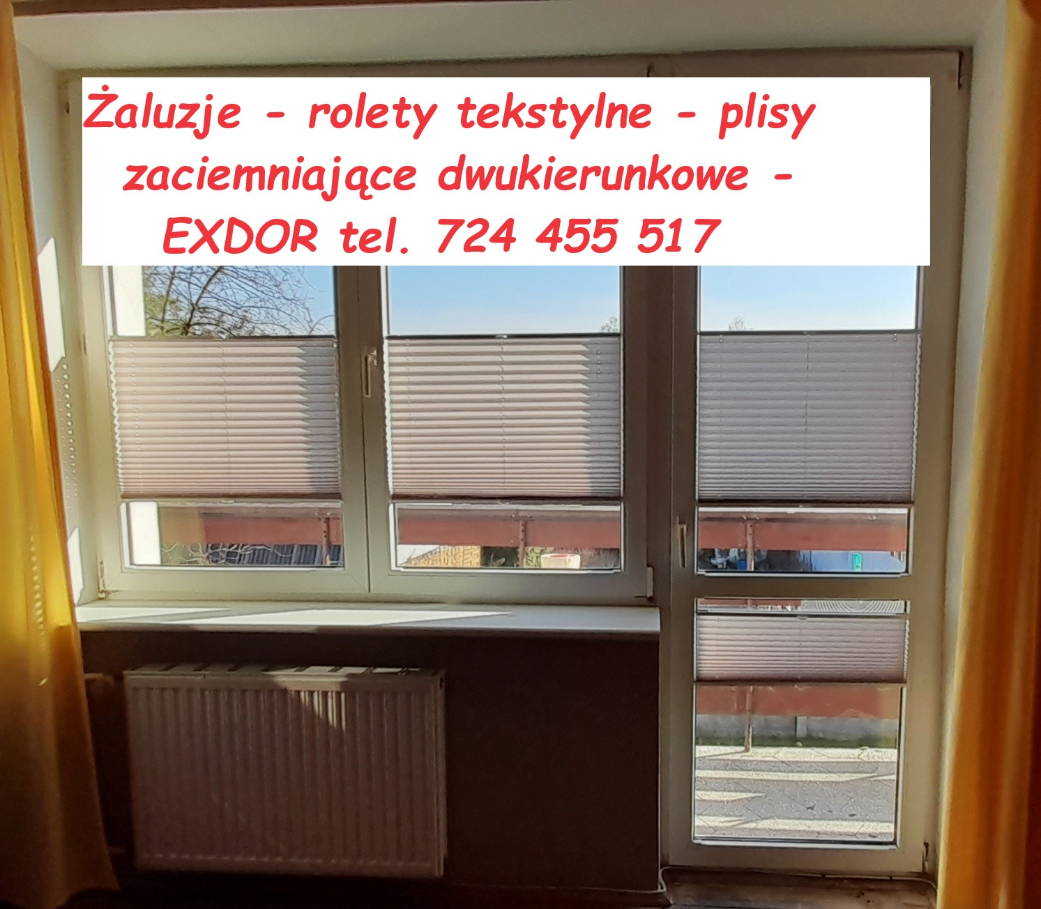 Zamontowane plisy okienne w oknie i drzwiach balkonowych, widok z wnętrza pomieszczenia, grzejnik pod oknem, żółta zasłona po lewej stronie.