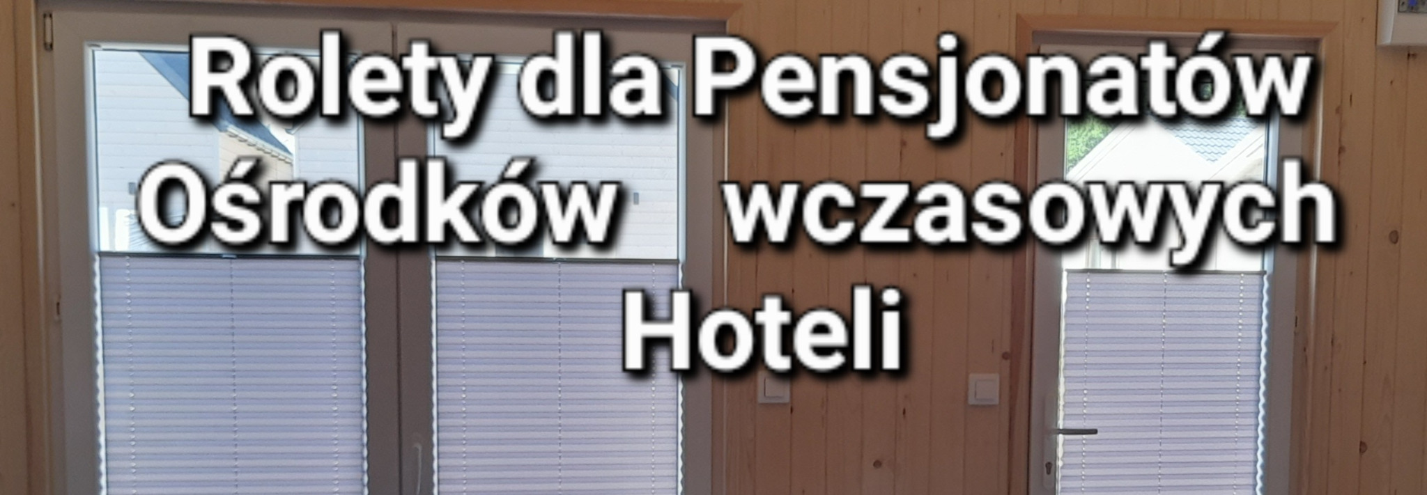 Plisy okienne w jasnym odcieniu, zamontowane w oknach w pomieszczeniu wykończonym drewnianą boazerią, z widocznymi elementami zewnętrznymi za oknem.