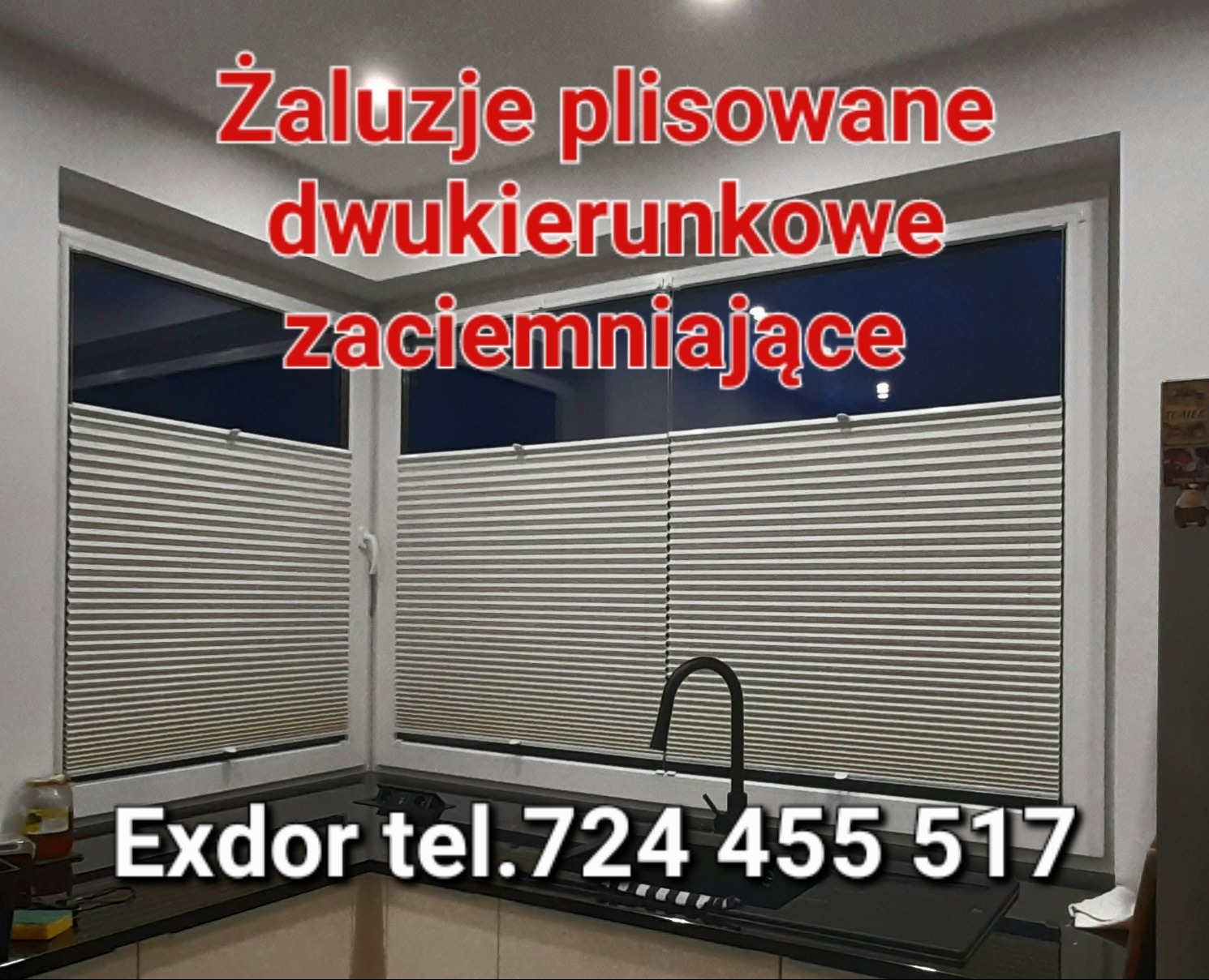 Zamontowane, zaciemniające, dwukierunkowe osłony okienne w kuchni, widoczne z bliska, z numerem telefonu firmy na pierwszym planie.