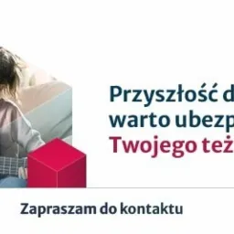 Dziewczynka w okularach gra na gitarze, obok uśmiechnięta kobieta, w tle jasne wnętrze, napis 'Przyszłość dziecka warto ubezpieczyć. Twojego też', logo Warta.