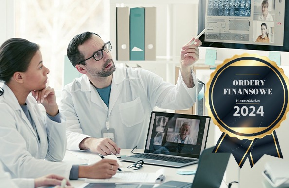 Zespół medyczny analizuje wyniki badań i konsultuje się online, widoczny ekran komputera z wideokonferencją i laptop z obrazami rentgenowskimi, na pierwszym planie naklejka 'Ordery Finansowe 2024'.