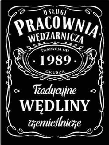 Czarno-białe logo w stylu etykiety Jack Daniel's dla usług pracowni wędzarniczej 'Grusza', tradycja od 1989, oferującej tradycyjne wędliny rzemieślnicze.