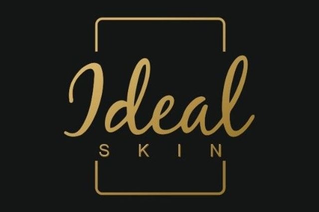 Złote logo 'Ideal Skin' na czarnym tle, otoczone cienką, prostokątną ramką.