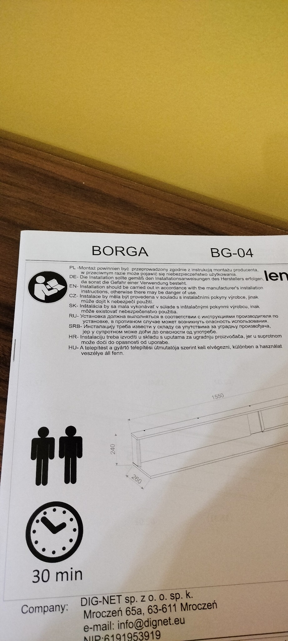 Instrukcja montażu mebla firmy DIG-NET, schemat z wymiarami i ikonami, czas montażu 30 minut, ostrzeżenie o konieczności montażu zgodnie z instrukcją w różnych językach.