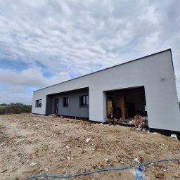 Zakres prac  obejmował położenie tynku oraz pomalowanie elewacji.