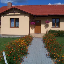 Ocieplenie budynku wraz z wtopieniem siatki, położeniem oraz pomalowaniem tynku. Obłożenie schodów płytkami.