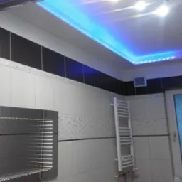 Położenie płytek w łazience, montaż kabiny prysznicowej oraz podwieszanie sufitów.